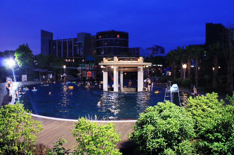 游泳池夜景